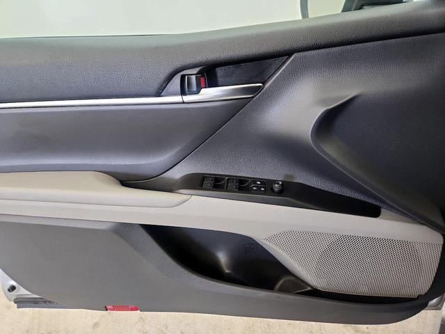 Photo of 2021 Silver Toyota Camry Hybrid