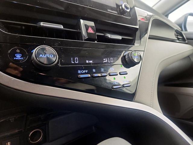 Photo of 2021 Silver Toyota Camry Hybrid