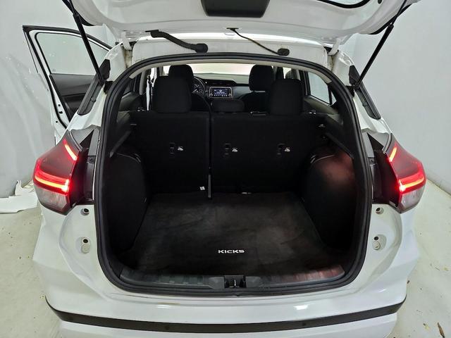 Photo of 2023 White Nissan Kicks