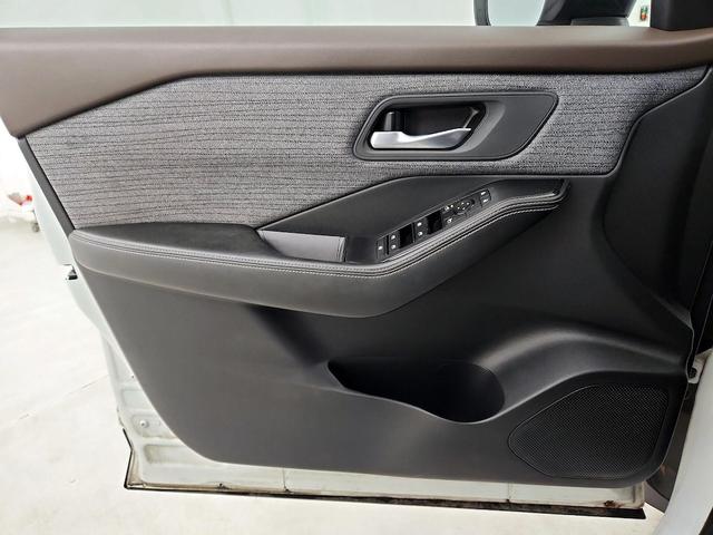 Photo of 2021 White Nissan Rogue
