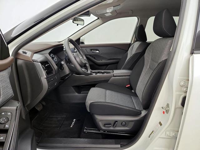 Photo of 2021 White Nissan Rogue