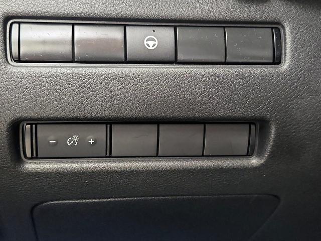 Photo of 2021 White Nissan Rogue