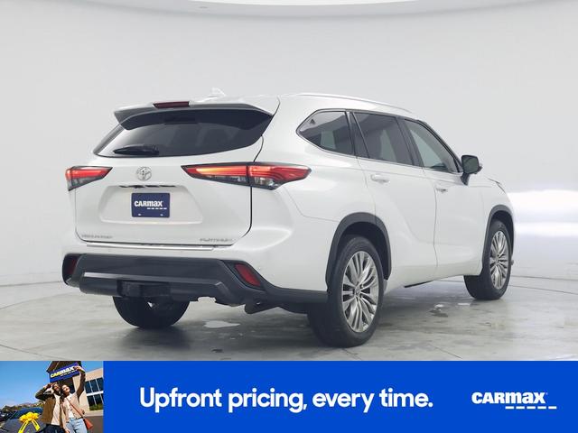 Photo of 2023 White Toyota Highlander