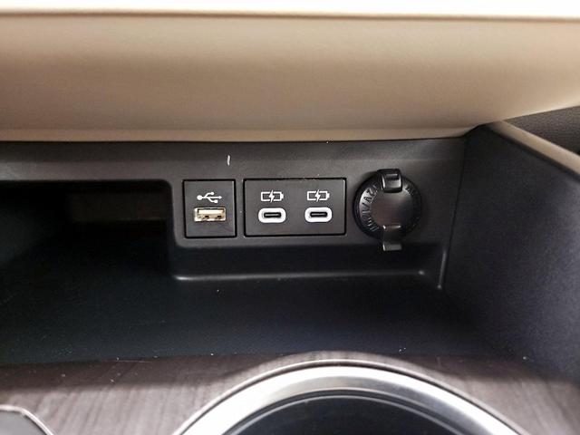 Photo of 2023 White Toyota Highlander