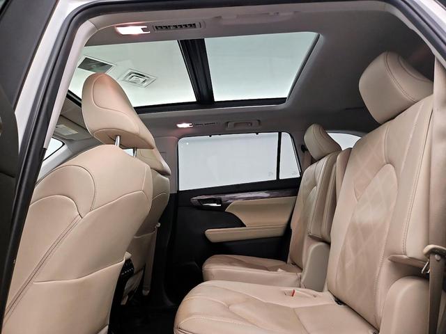 Photo of 2023 White Toyota Highlander