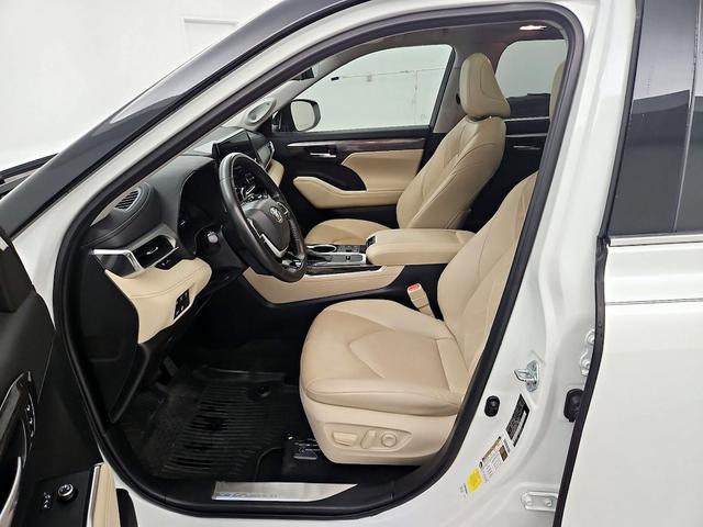 Photo of 2023 White Toyota Highlander