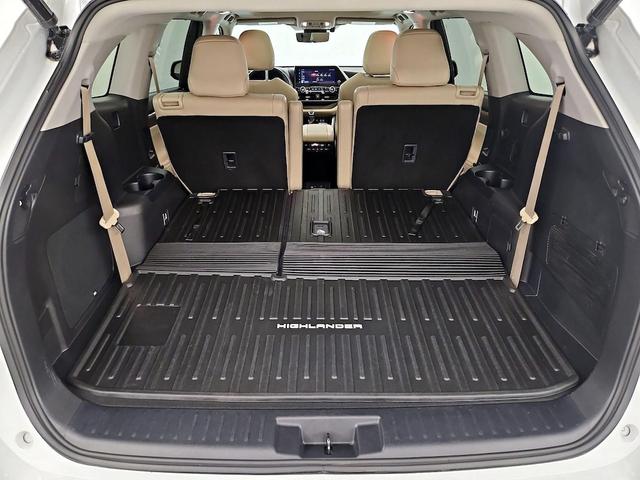 Photo of 2023 White Toyota Highlander