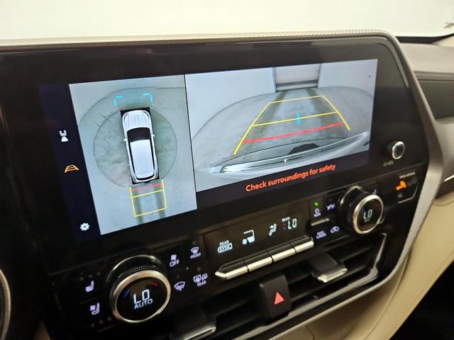 Photo of 2023 White Toyota Highlander