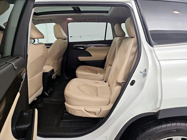 Photo of 2023 White Toyota Highlander