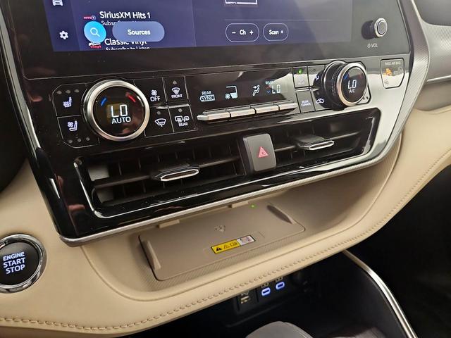 Photo of 2023 White Toyota Highlander