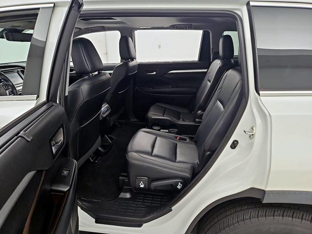 Photo of 2019 White Toyota Highlander