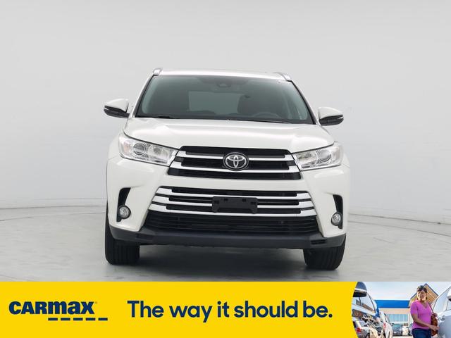 Photo of 2019 White Toyota Highlander
