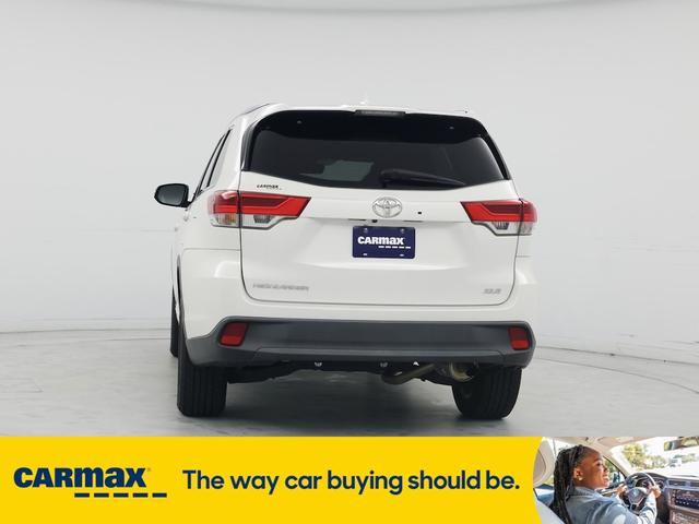 Photo of 2019 White Toyota Highlander