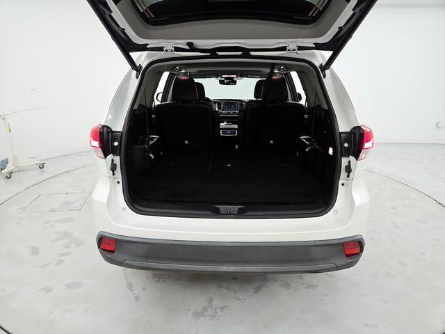 Photo of 2019 White Toyota Highlander