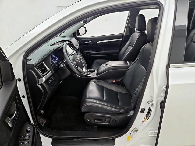 Photo of 2019 White Toyota Highlander