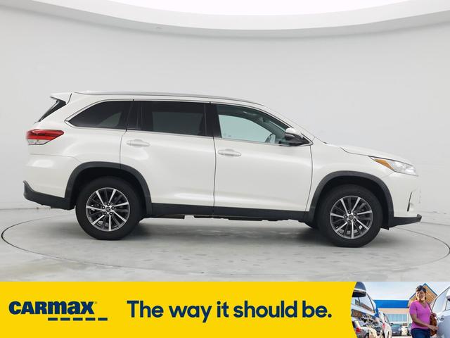 Photo of 2019 White Toyota Highlander