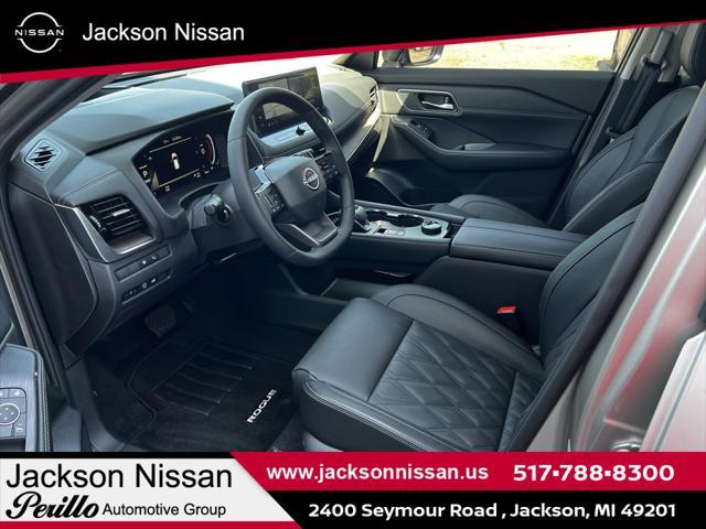 Photo of 2025 Champagne Silver Metallic/Super Black Nissan Rogue