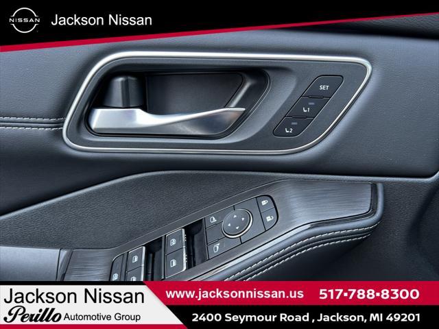 Photo of 2025 Champagne Silver Metallic/Super Black Nissan Rogue