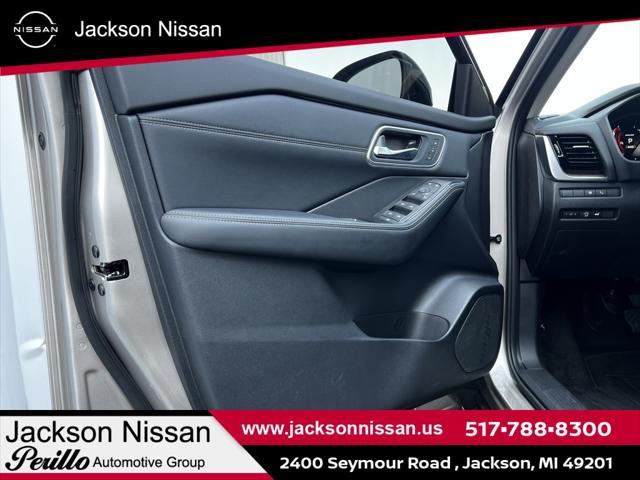 Photo of 2025 Champagne Silver Metallic/Super Black Nissan Rogue