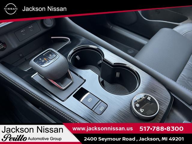 Photo of 2025 Champagne Silver Metallic/Super Black Nissan Rogue