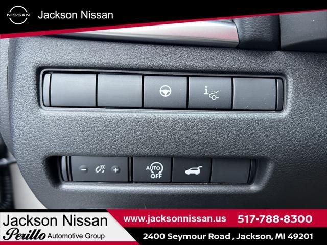 Photo of 2025 Champagne Silver Metallic/Super Black Nissan Rogue