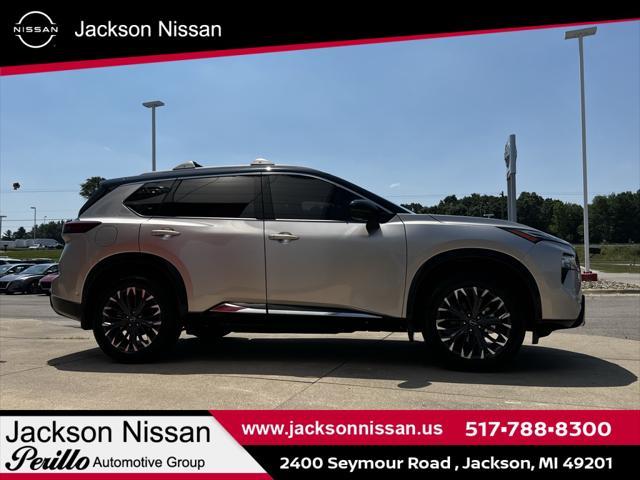 Photo of 2025 Champagne Silver Metallic/Super Black Nissan Rogue