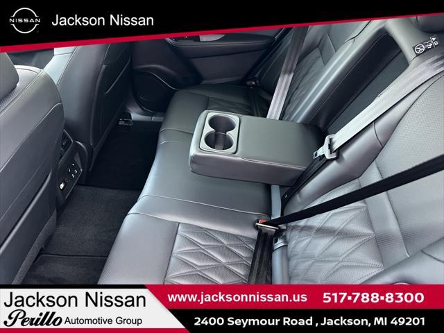 Photo of 2025 Champagne Silver Metallic/Super Black Nissan Rogue