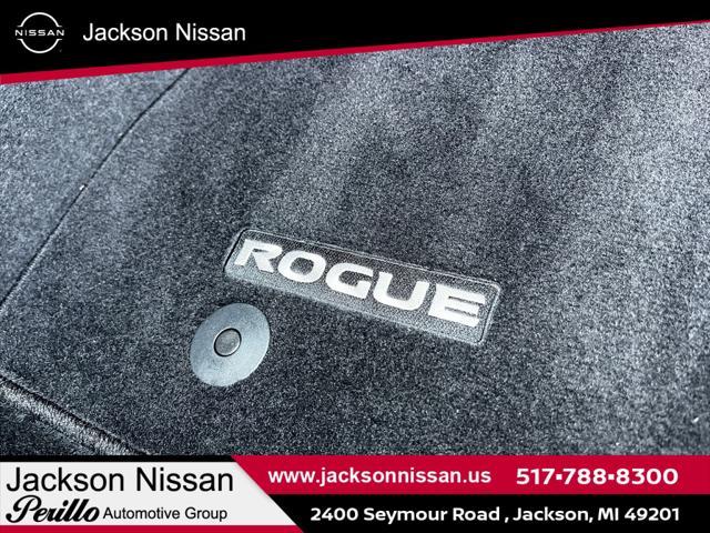 Photo of 2025 Champagne Silver Metallic/Super Black Nissan Rogue