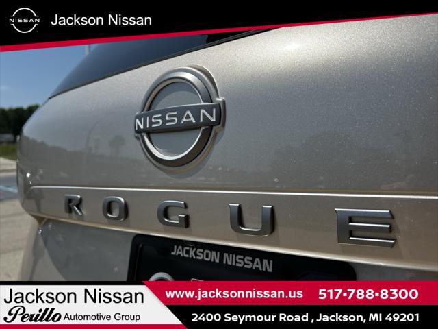 Photo of 2025 Champagne Silver Metallic/Super Black Nissan Rogue