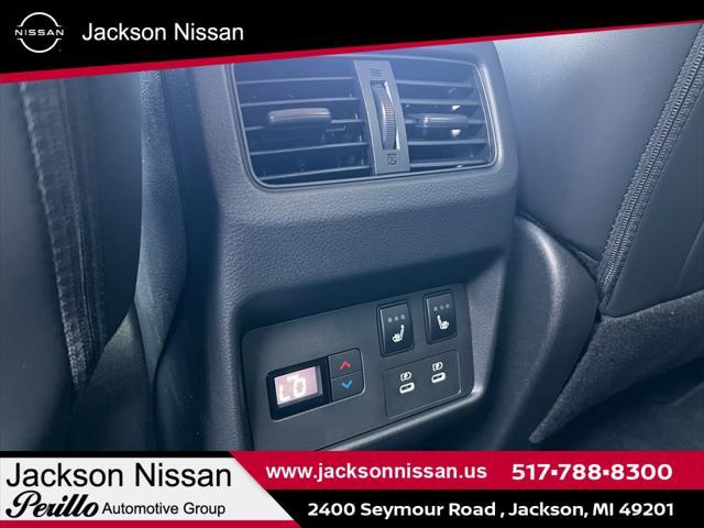 Photo of 2025 Champagne Silver Metallic/Super Black Nissan Rogue