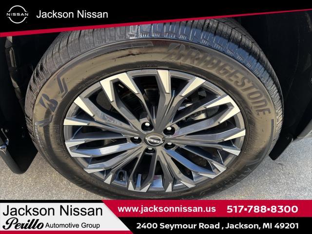 Photo of 2025 Champagne Silver Metallic/Super Black Nissan Rogue