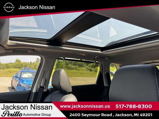 Photo of 2025 Champagne Silver Metallic/Super Black Nissan Rogue