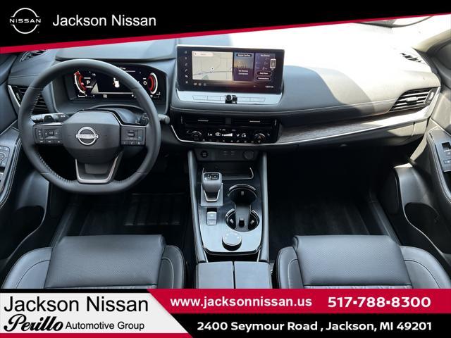 Photo of 2025 Champagne Silver Metallic/Super Black Nissan Rogue
