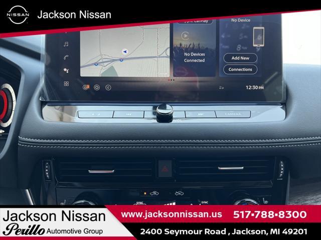 Photo of 2025 Champagne Silver Metallic/Super Black Nissan Rogue