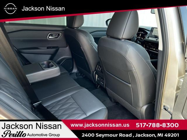 Photo of 2025 Champagne Silver Metallic/Super Black Nissan Rogue