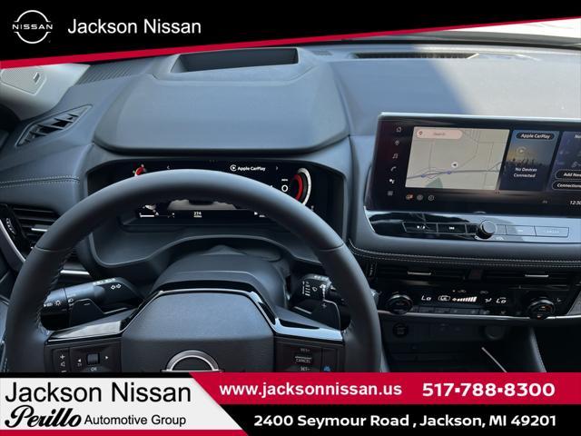 Photo of 2025 Champagne Silver Metallic/Super Black Nissan Rogue