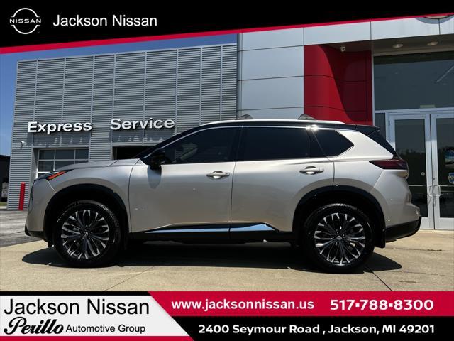 Photo of 2025 Champagne Silver Metallic/Super Black Nissan Rogue