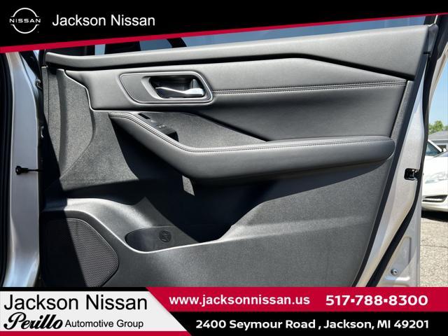 Photo of 2025 Champagne Silver Metallic/Super Black Nissan Rogue