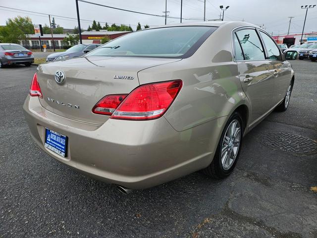 Photo of 2006 Titanium Metallic Toyota Avalon