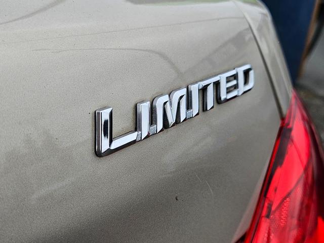Photo of 2006 Titanium Metallic Toyota Avalon
