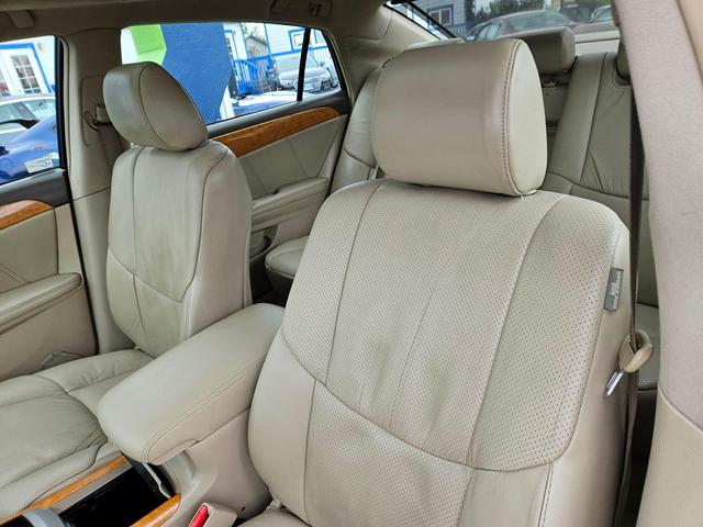 Photo of 2006 Titanium Metallic Toyota Avalon
