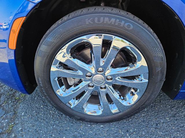 Photo of 2016 Vivid Blue Pearlcoat Chrysler 200