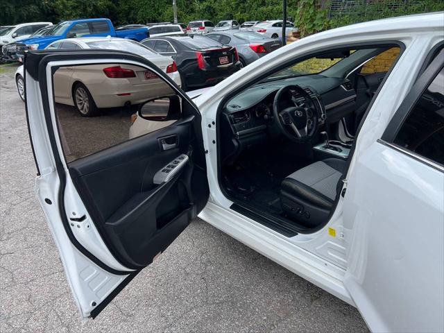 Photo of 2014 Super White Toyota Camry
