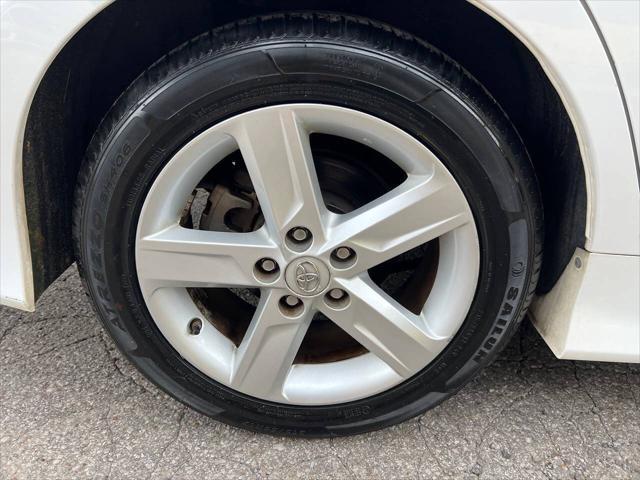 Photo of 2014 Super White Toyota Camry