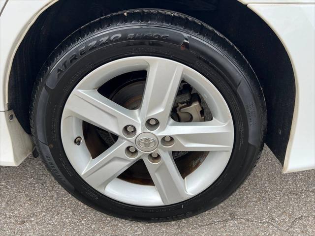 Photo of 2014 Super White Toyota Camry