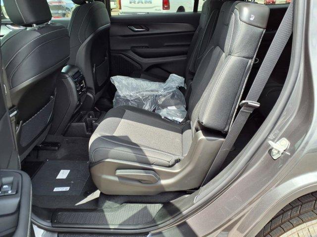 Photo of 2025 Metallic Jeep Grand Cherokee L