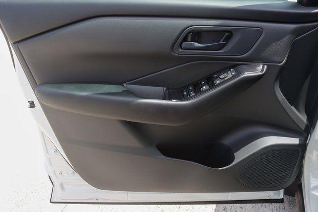 Photo of 2025 Glacier White Nissan Rogue