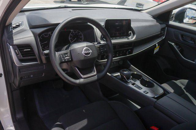 Photo of 2025 Glacier White Nissan Rogue