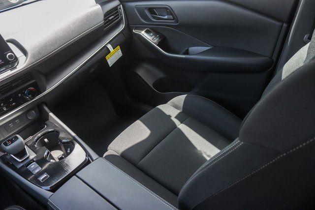 Photo of 2025 Glacier White Nissan Rogue