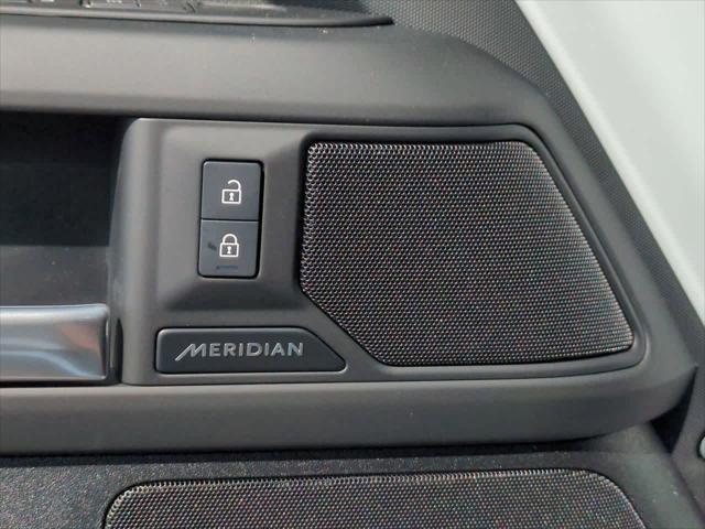 Photo of 2025 Fuji White Land Rover Defender